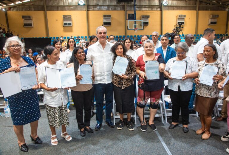 Presidente Luis Abinader entrega en Haina 1,279 títulos de propiedad y beneficia 6,385 personas