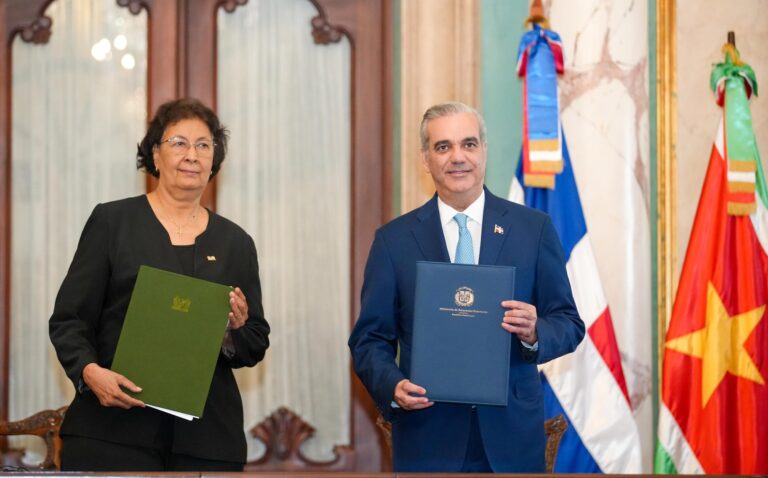 Gobiernos de República Dominicana y de Surinam firman acuerdos de cooperación y alianzas estratégicas en el sector turístico, agricultura e inversión privada